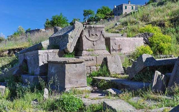 Những chiếc quách đá được khai quật tại khu nghĩa địa cổ ở Assos có niên đại từ khoảng thể kỷ 5 TCN.