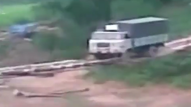 Kinh hãi cảnh xe tải hàng chục tấn 'bò' qua cầu treo
