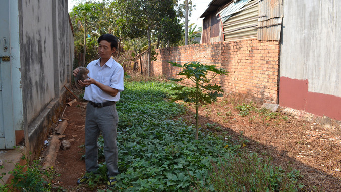 Anh Công bên chuồng dúi