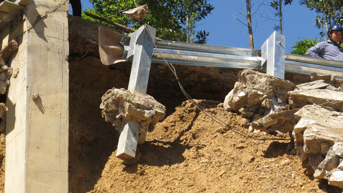 Hiện trường xói lở ở cầu treo xã Trọng Hóa, Minh Hóa, Quảng Bình