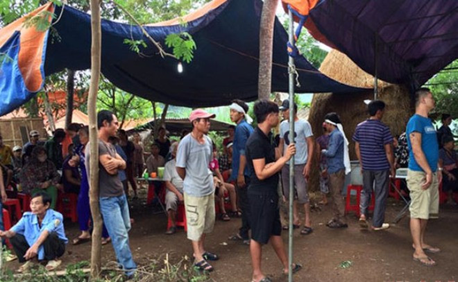 Xóm làng, người thân đến chia buồn với gia đình anh Việt.