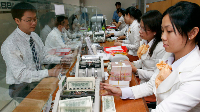 Mua bán ngoại tệ trong ngân hàng đã trở lại bình thường, các ngân hàng lớn như VietcomBank, VietinBank, Techcombank... đều sẵn sàng bán ra ngoại tệ. Ảnh minh họa