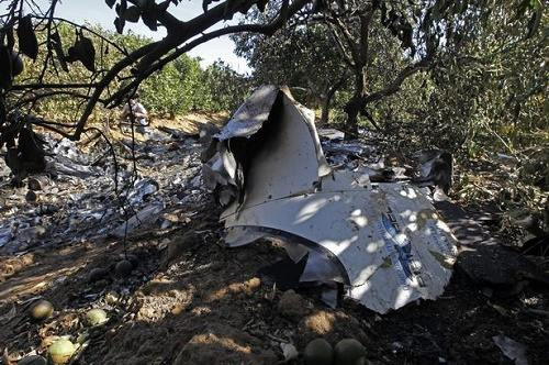 Xác máy bay sau khi phát nổ tại hiện trường vụ tai nạn. Ảnh: Mirror.