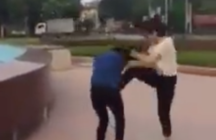 Nữ sinh (xanh) bị đánh dã man. Ảnh: Cắt từ Clip.