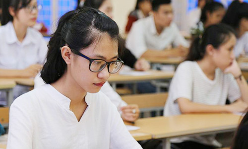 Thí sinh nghe phổ biến quy chế trước kỳ thi. Ảnh: Hoàng Táo.