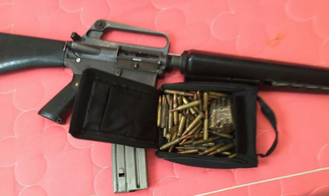 Khẩu súng cùng băng đạn mà Sơn dùng để cố thủ cũng như chống trả công an.