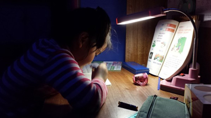 Bé N.T.H, học sinh lớp 2 ở Đông Anh (Hà Nội) vẫn phải đánh vật với bài tập tới 9 giờ tối. Ảnh: Tùng Anh (Dân Việt).