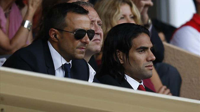 Jorge Mendes vỡ bẫm từ Premier League.