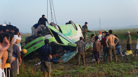 Hiện trường chiếc xe khách gặp nạn làm 1 người chết, 21 người bị thương.