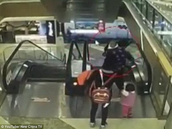 Khoảnh khắc bà tuột tay làm rơi cháu xuống thang cuốn. Ảnh cắt từ clip
