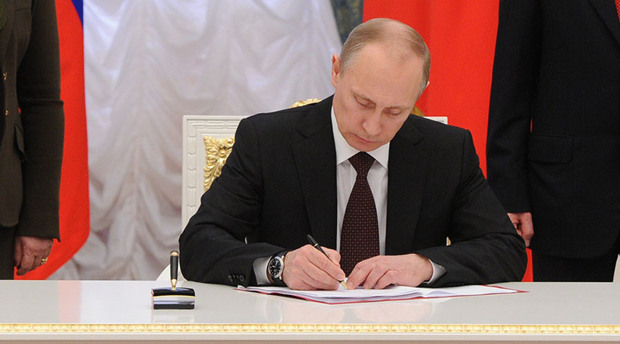 Tổng thống Nga Vladimir Putin đã ký sắc lệnh về chiến lược an ninh quốc gia 9 điểm cho năm 2016. Ảnh: RT.