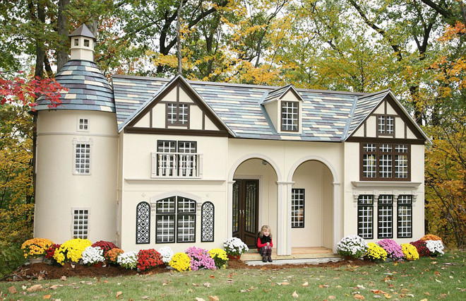 Vợ chồng anh Stephen Chernicky (Pennsylvania, Mỹ) quyết định tự sản xuất nhà mini cho trẻ sau khi tìm mãi không được một ngôi nhà đồ chơi thích hợp cho con gái.