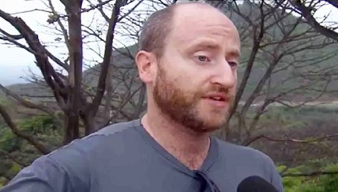 Chân dung Barney Lankester-Owen, du khách người Anh dũng cảm bơi ra biển cứu Marcio. Ảnh:AOL.