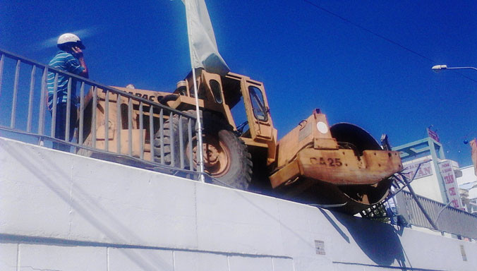 Xe lu nằm trên lan can can cầu.