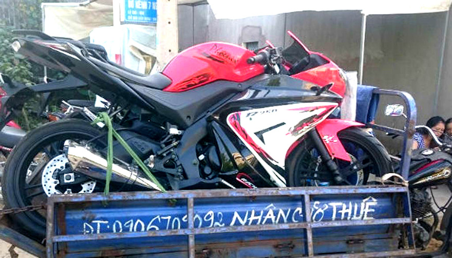 Những chiếc mô tô phân khối lớn được phát hiện tại một lò độ xe ở nông thôn.