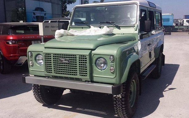 Mẫu SUV off-road mang tên Defender Heritage Edition là một trong 3 phiên bản đặc biệt cuối cùng mà Land Rover thực hiện trước khi khai tử dòng xe việt dã huyền thoại này.