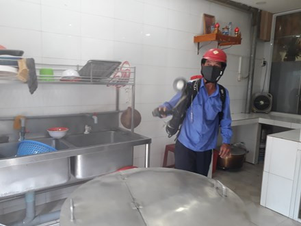 Quán cơm gà bà Buội buộc phải đình chỉ hoạt động, tiến hành tiêu độc khử trùng.- Ảnh: Nguyễn Thành