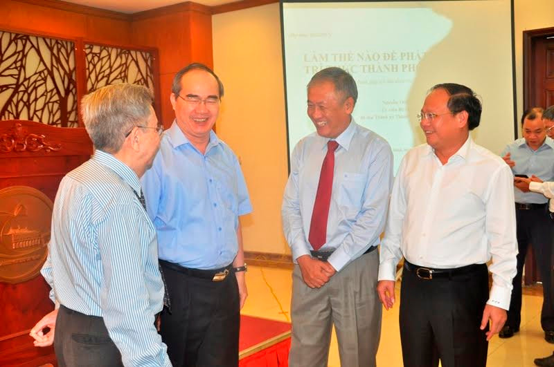 Bí thư Nguyễn Thiện Nhân trao đổi với các đại biểu trí thức của TPHCM. Ảnh Việt Văn