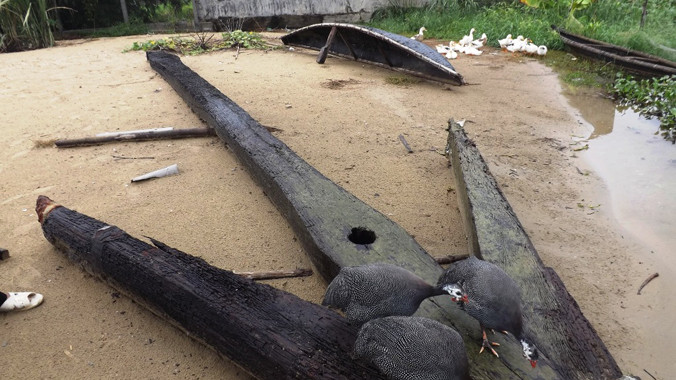 Mỏ neo có kích cỡ dài hơn cả con thuyền nhỏ của dân địa phương. Ảnh: Ngọc Văn