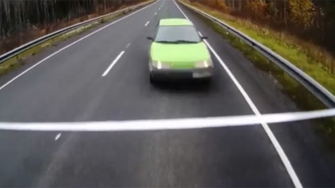 Ôtô mất lái đâm trực diện vào xe chạy ngược chiều