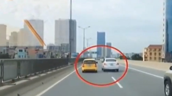 Ô tô tạt đầu 'trả đũa' nhau vì xin vượt không thành