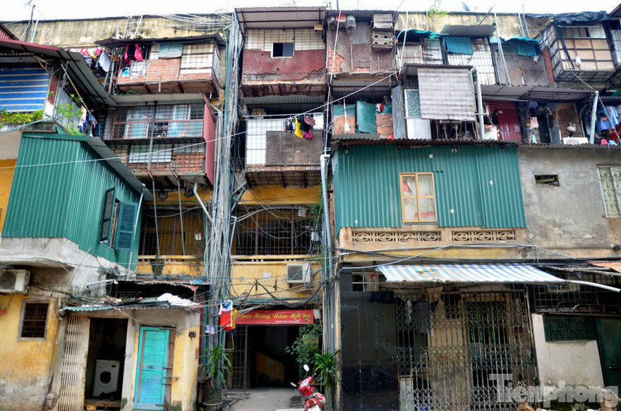 'Mạng nhện' ống nước bủa vây chung cư Hà thành