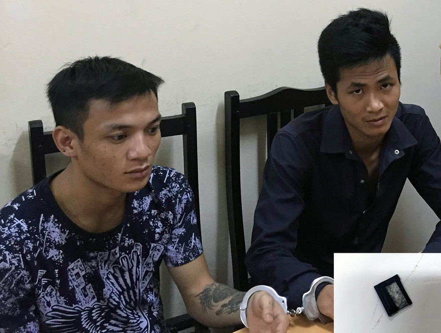 Hai đối tượng cùng tang vật.