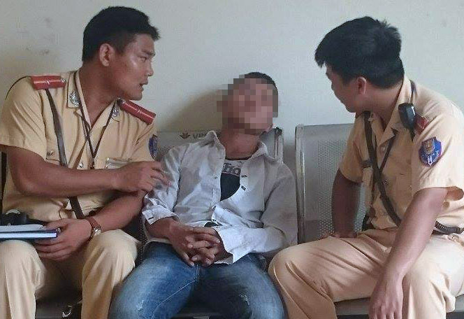 Nam thanh niên có ý định nhảy cầu Chương Dương được cứu.