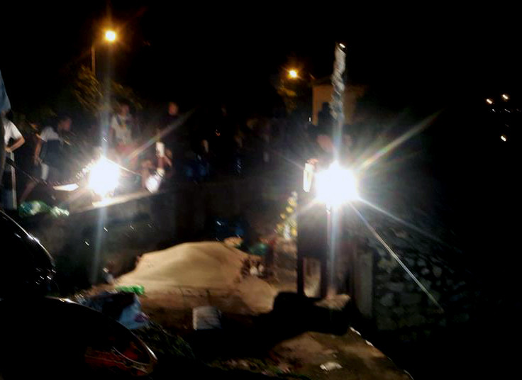 Thi thể hai mẹ con được đưa lên bờ.