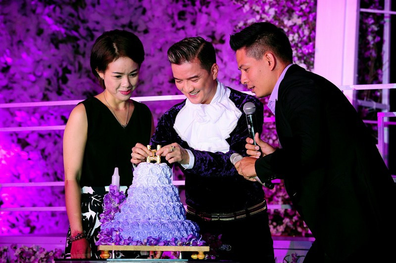 Đàm Vĩnh Hưng bật khóc vì được tặng nhẫn kim cương