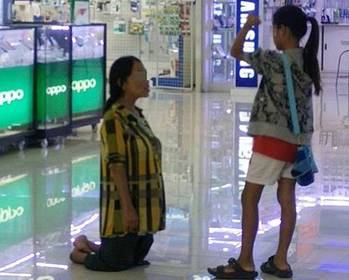 Bất chấp hành động của mẹ, cô con gái vẫn tỏ ra vô cùng giận dỗi, không chấp nhận lời xin lỗi.