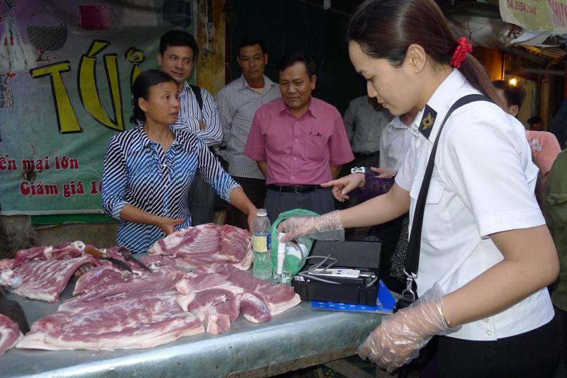 Thịt bày bán tại các quầy trong chợ không đảm bảo vệ sinh an toàn thực phẩm. Ảnh: Phạm Anh.