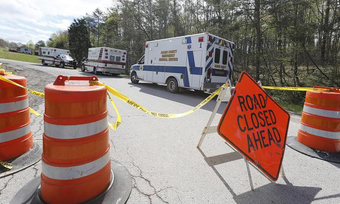 Cảnh sát phong tỏa đường vào hiện trường. 