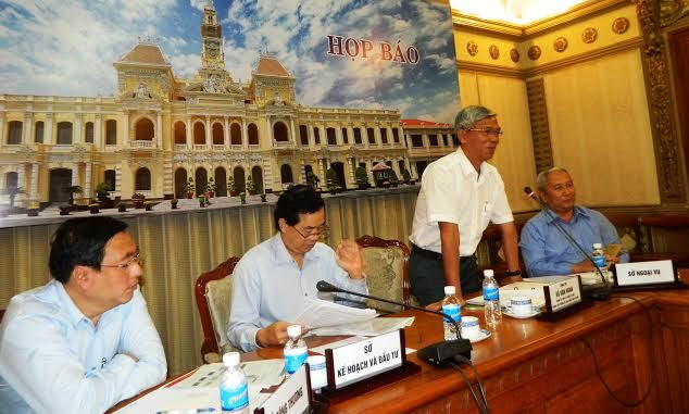 Ông Võ Văn Hoan, Chánh Văn phòng UBND TPHCM trả lời phóng viên báo Tiền Phong.