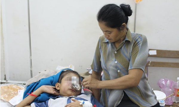 Cháu H.L.Tr đang điều trị căn bệnh lạ tại Bệnh viên Ung Bướu Cần Thơ. 