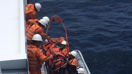 SAR 412 đang trên đường đưa nạn nhân co giật vào bờ. (Ảnh: Danang MRCC)