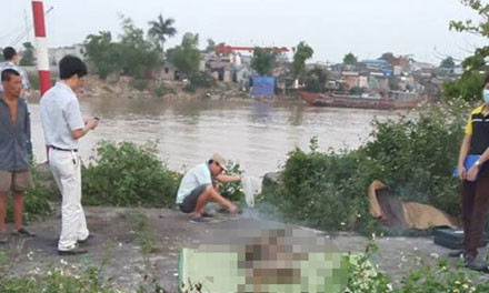 Người dân bàng hoàng khi phát hiện thi thể nạn nhân 