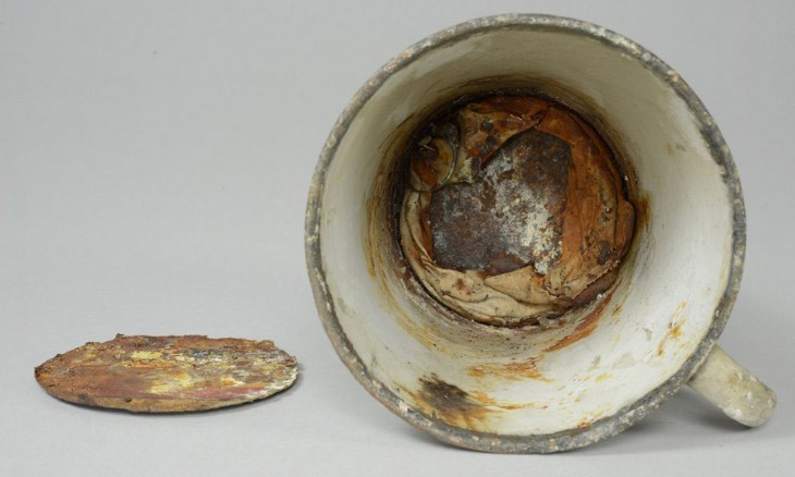 Hai món trang sức được ngụy trang bên dưới đáy chiếc cốc.