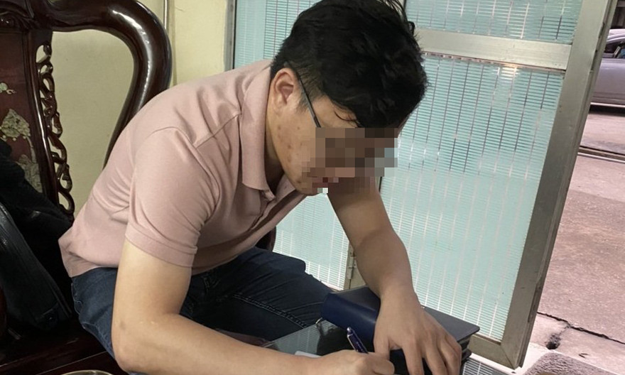 Nam tài xế T. làm việc với lực lượng chức năng.