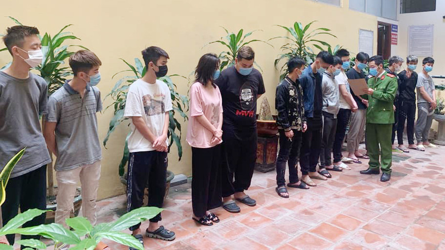 Nhóm thanh niên tại cơ quan công an.