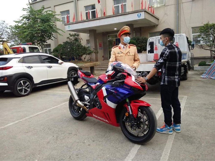 Nam thanh niên cùng chiếc xe máy tại cơ quan chức năng.