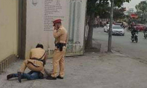 CSGT khống chế nam tài xế bàn giao cho cơ quan công an.