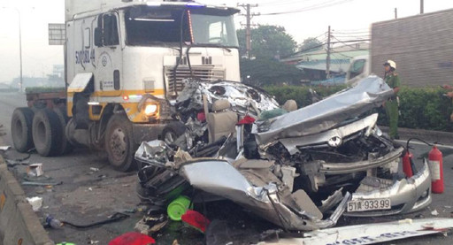 Đâm xe kinh hoàng trên quốc lộ, 5 người trong một nhà chết thảm