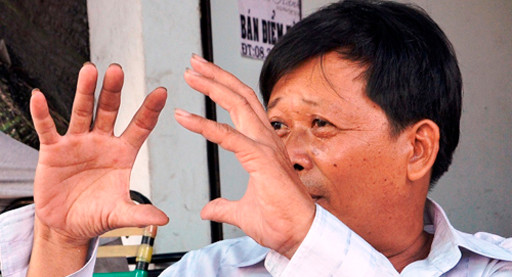 Ông Sơn nói về chiếc ôtô bị cuộn dưới bánh xe container. Ảnh: An Nhơn/ VnExpress