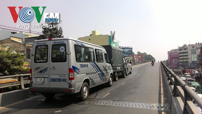 Hiện trường vụ va chạm liên hoàn trên cầu vượt bằng thép.