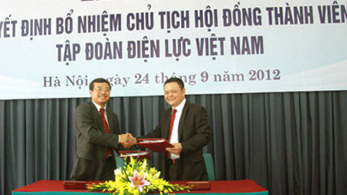 Ông Hoàng Quốc Vượng (trái) khi nhận quyết định bổ nhiệm làm Chủ tịch EVN hơn 2 năm trước.