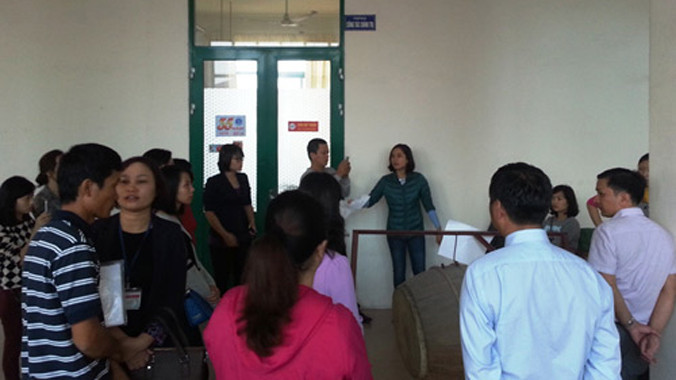 22 sinh viên bị dừng thi tốt nghiệp tập trung trước Hội đồng thi tốt nghiệp được tổ chức tại ĐH Y Dược Hải Phòng. Ảnh: Giang Chinh.