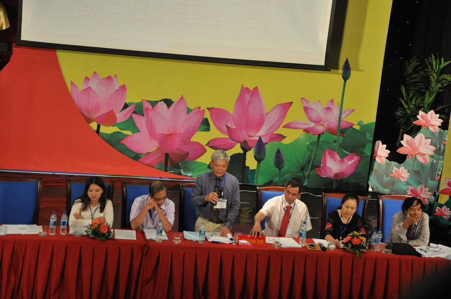 Nhà thơ Nguyễn Sĩ Đại (đứng) gây tranh cãi khi có tên trong danh sách bầu cử, dù trước đó đã xin rút