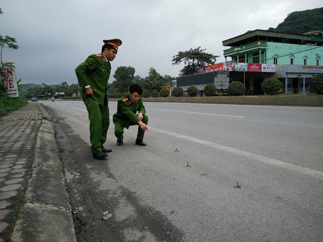 Cơ quan chức năng dựng lại hiện trường để điều tra "đinh tặc"