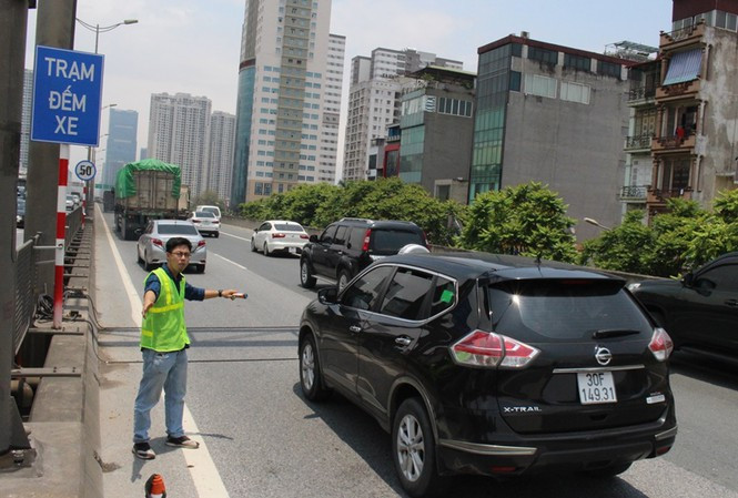 Chốt đếm xe trên đường Vành đai 3 trên cao - Ảnh: Trọng Đảng